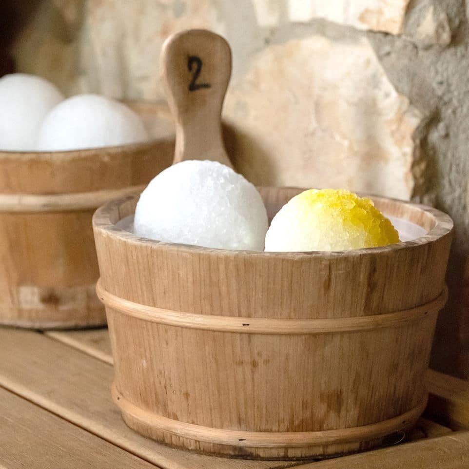 Aroma koule AROMEN připravené v dřevěných kbelících